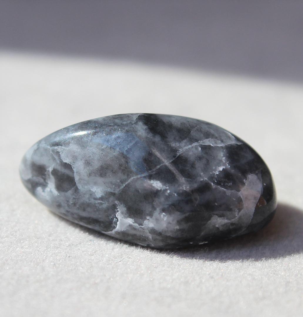 糸魚川翡翠 黒翡翠 原石 タンブル 4.3g - メルカリ