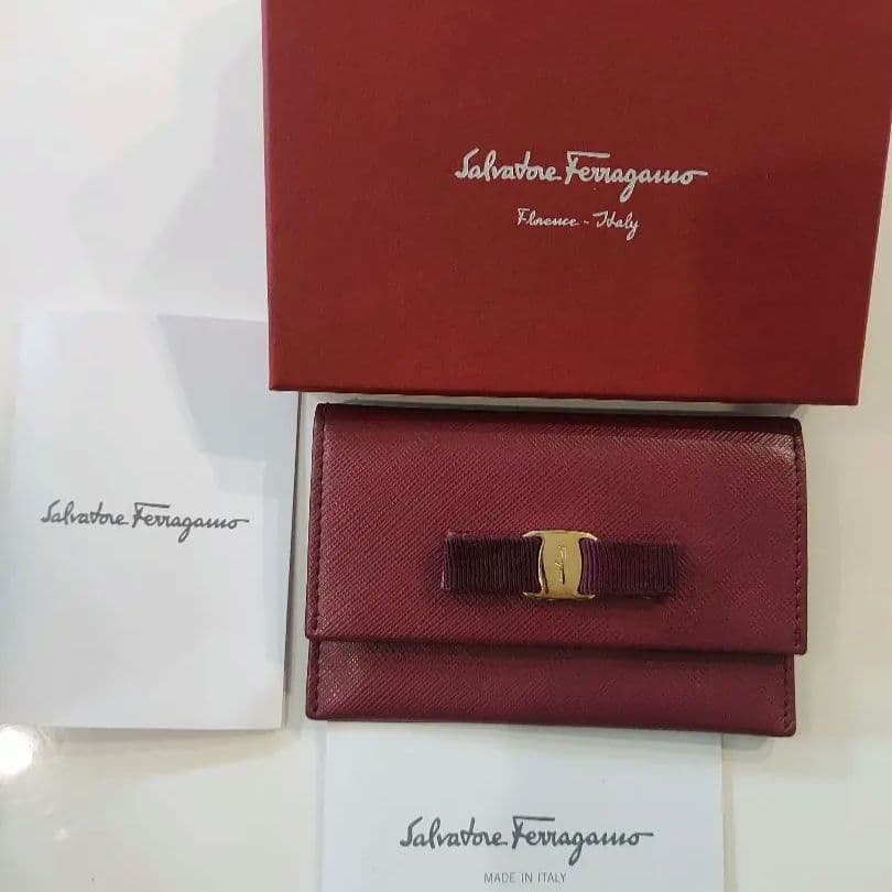 Salvatore Ferragamo 名刺入れ ローズ色 FERRAGAMO（フェラガモ） 並行輸入 カードケース 名刺入れ ハグ
