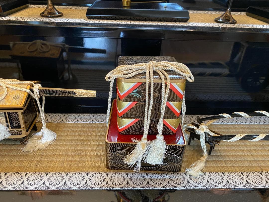 雛人形飾り 黒金 ひな壇三段飾り 人形なし