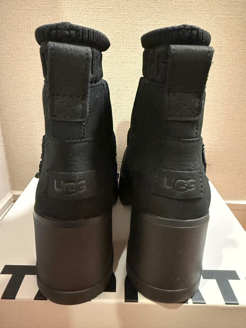 【美品】 UGG モクシーチェルシー 厚底ブーツ 黒 23.5cm