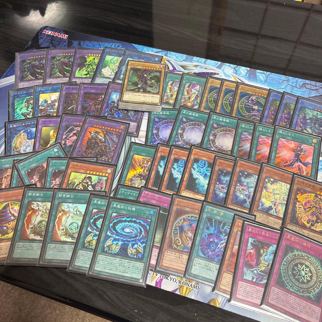 遊戯王　ブラックマジシャン　デッキ　スリーブ付き Amazon.co.jp: 遊戯王 本格構築 ブラックマジシャン デッキ メイン40