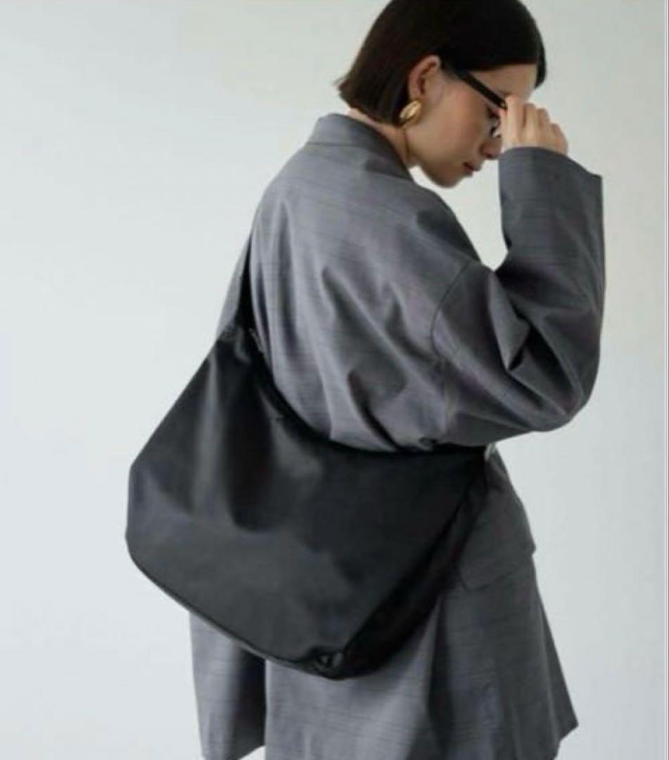 ほぼ未使用ラシット A4入るラウンドビッグショルダーバッグ 金具