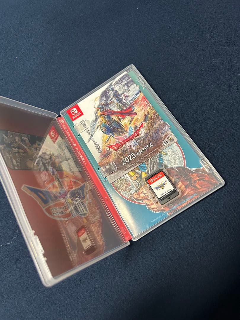 ドラゴンクエストⅢ ブック型収納ケース&ロトのピンバッジ付き