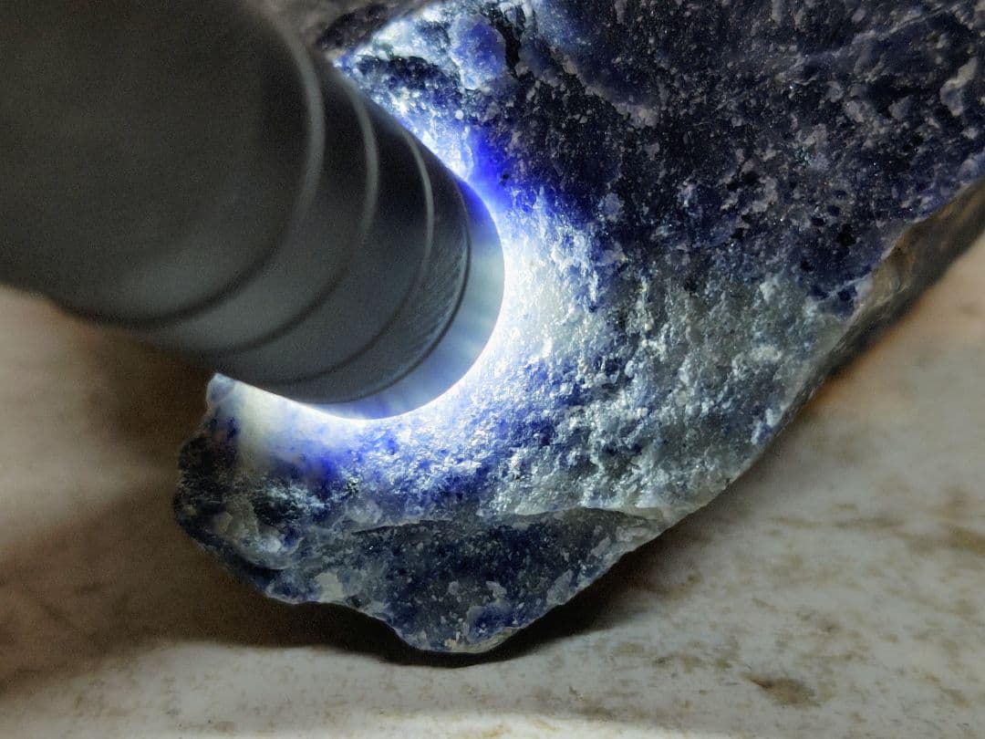 ソーダライト 1.3kg ラピスラズリ 原石 鑑賞石 自然石 鉱物 誕生石 水石