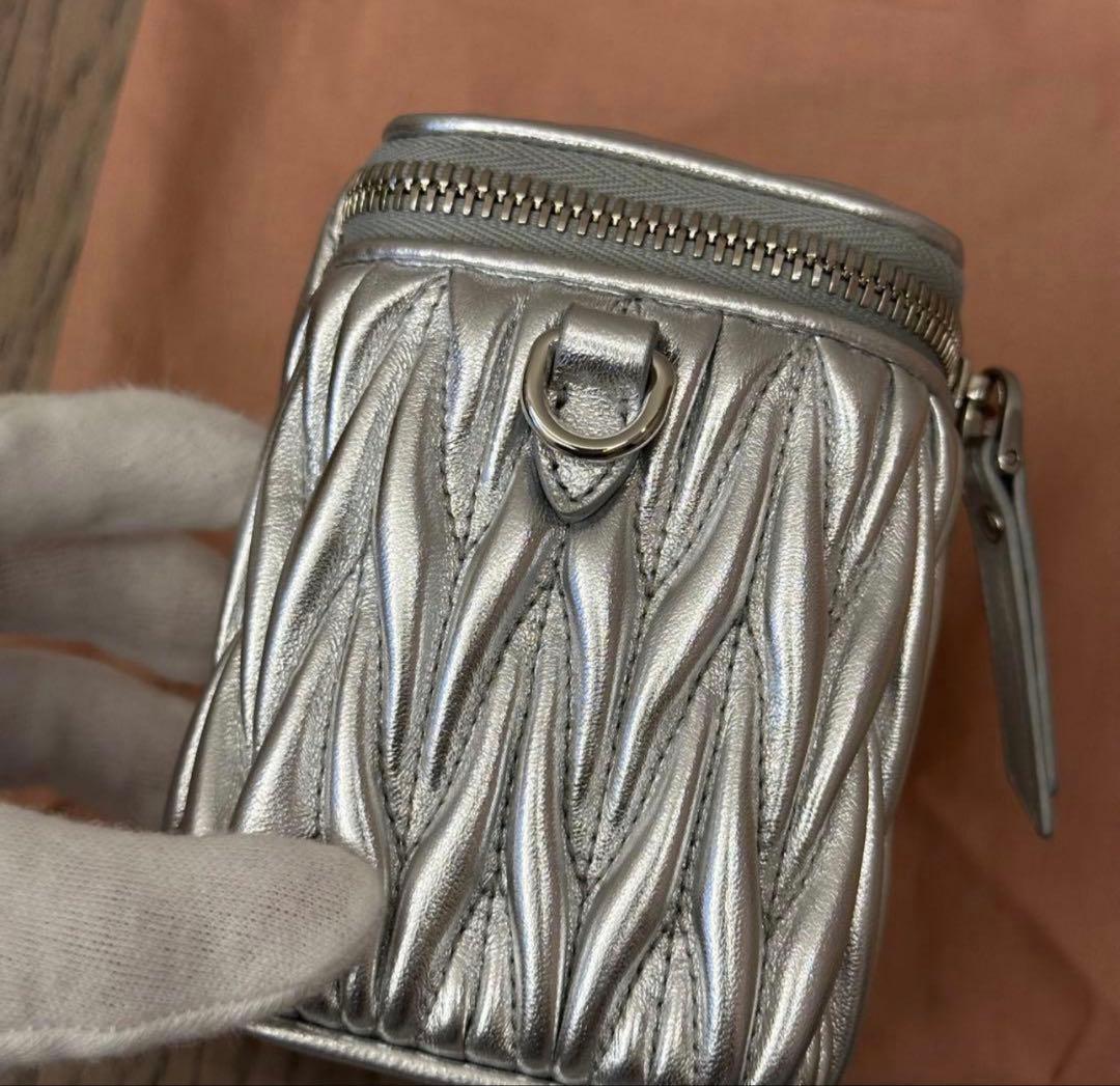 新品】 MIU MIU ショルダーバッグ マテラッセ マイクロバッグ シルバー