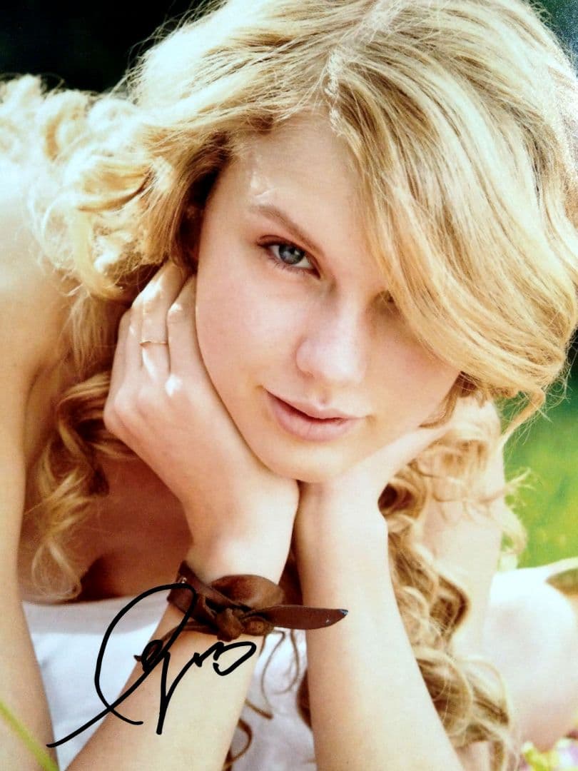 セール中…テイラー・スウィフト直筆サイン入り超 特大写真… - メルカリ