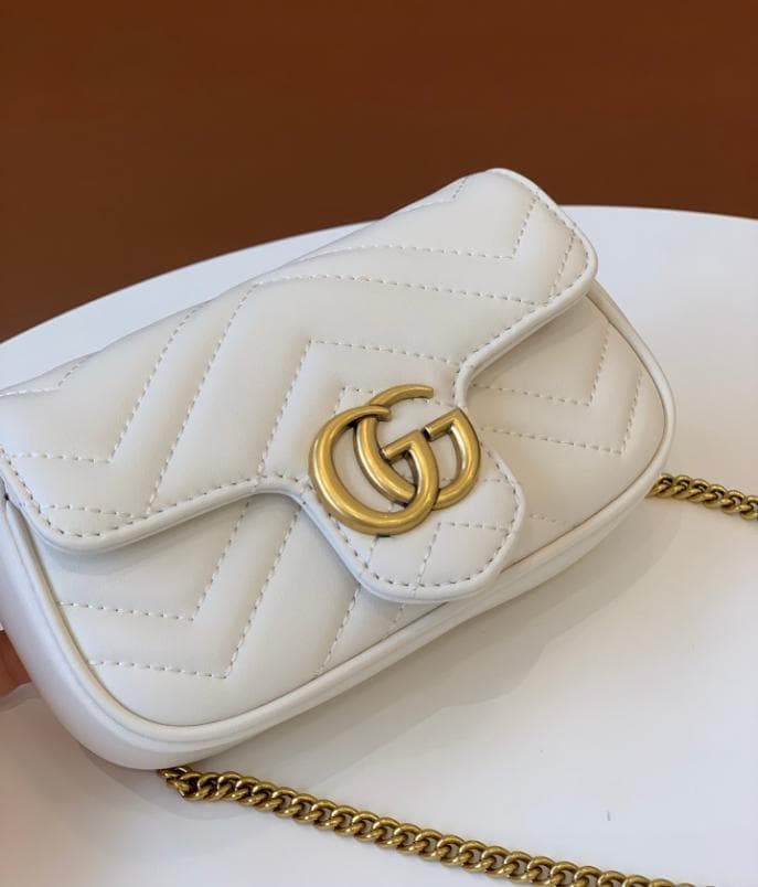 GUCCI ホワイト ショルダーバッグ - メルカリ