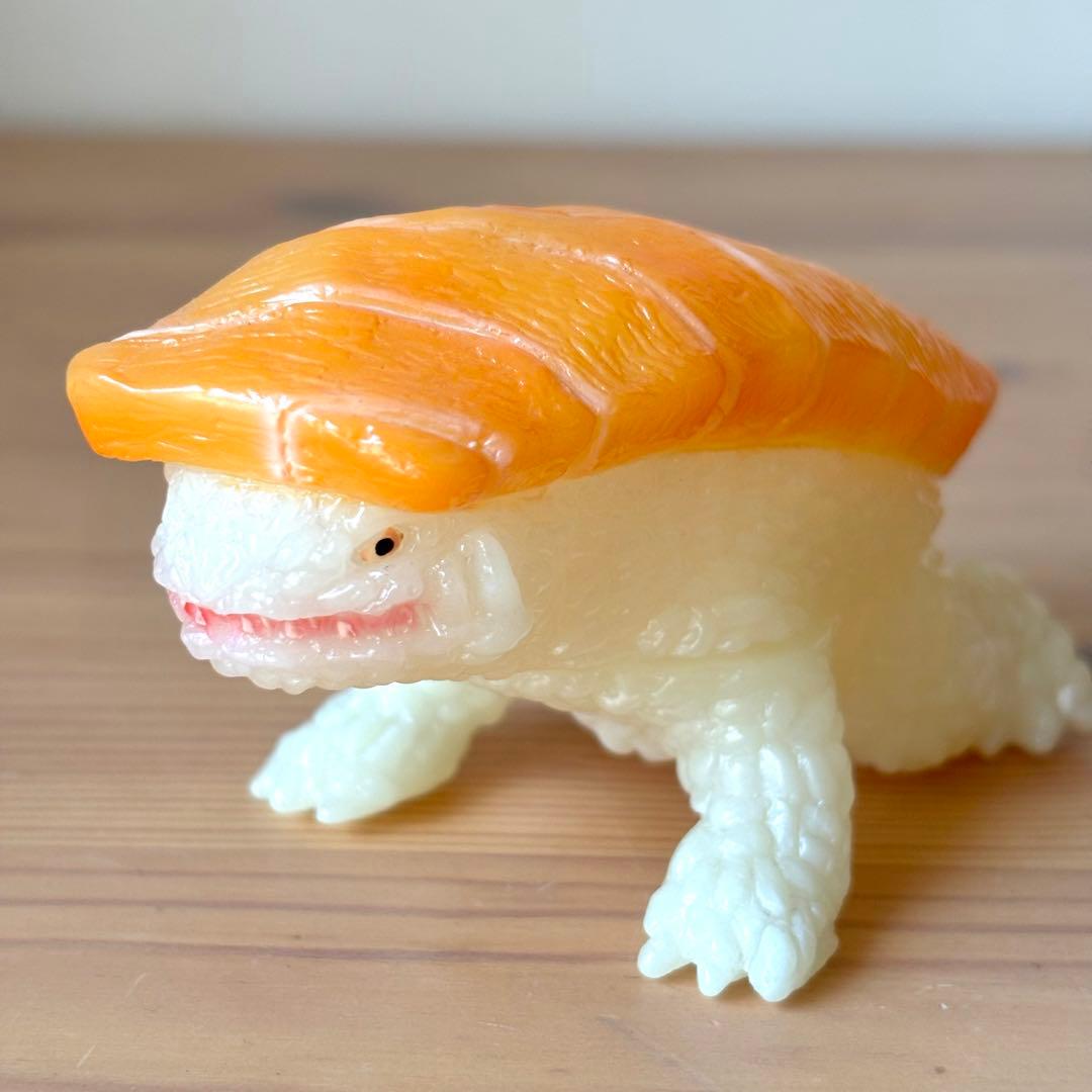 ヤモマーク ｛スシラー サーモン｝ 蓄光 ソフビ インディーズ - メルカリ