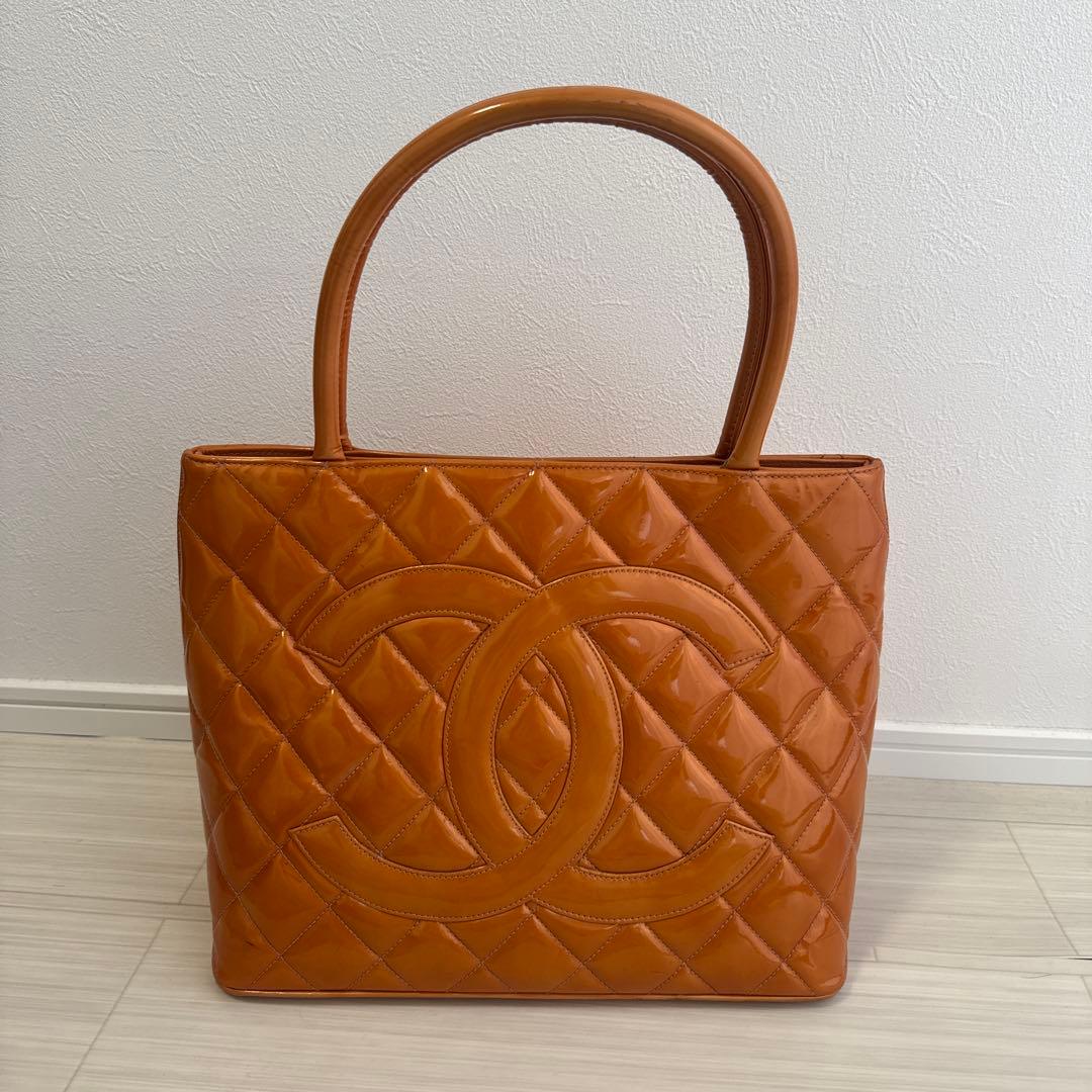 CHANEL シャネル 復刻版 エナメル ココマーク マトラッセ ハンドバッグ