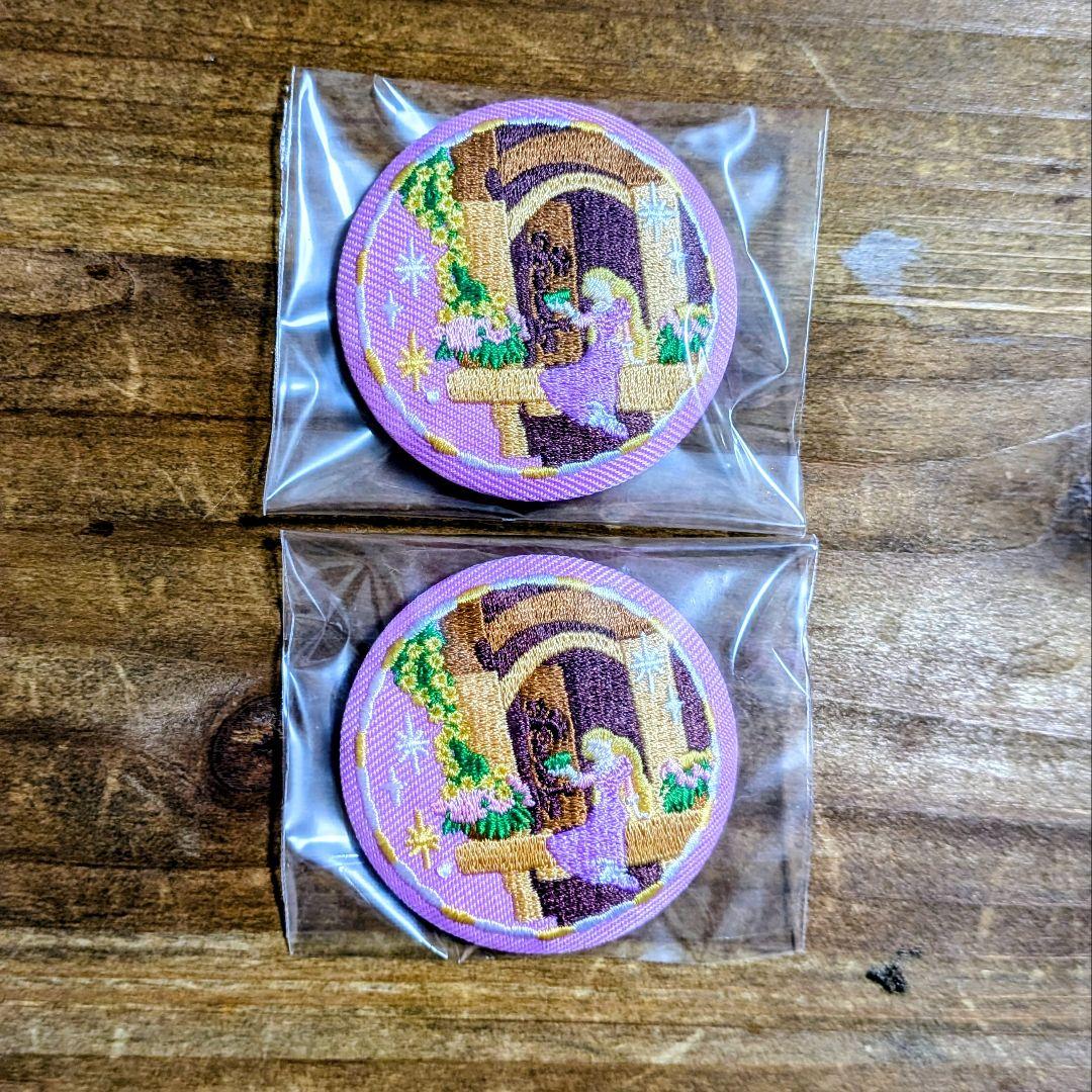 ディズニー 刺繍缶バッチ 塔の上野ラプンツェル 2個セット - メルカリ