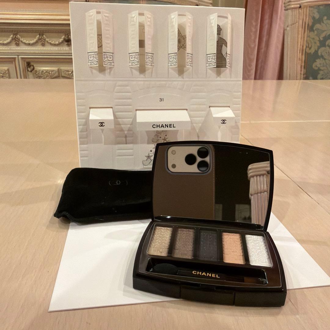 シャネルクリスマスコフレ シャネル2024年クリスマスコフレ「雪の結晶チャーム」ポーチ付きメイク