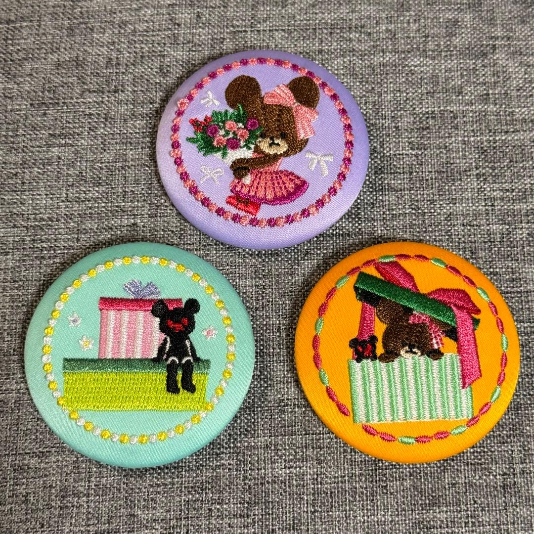 くまのがっこう刺繍缶バッジビスケット3個セット - メルカリ