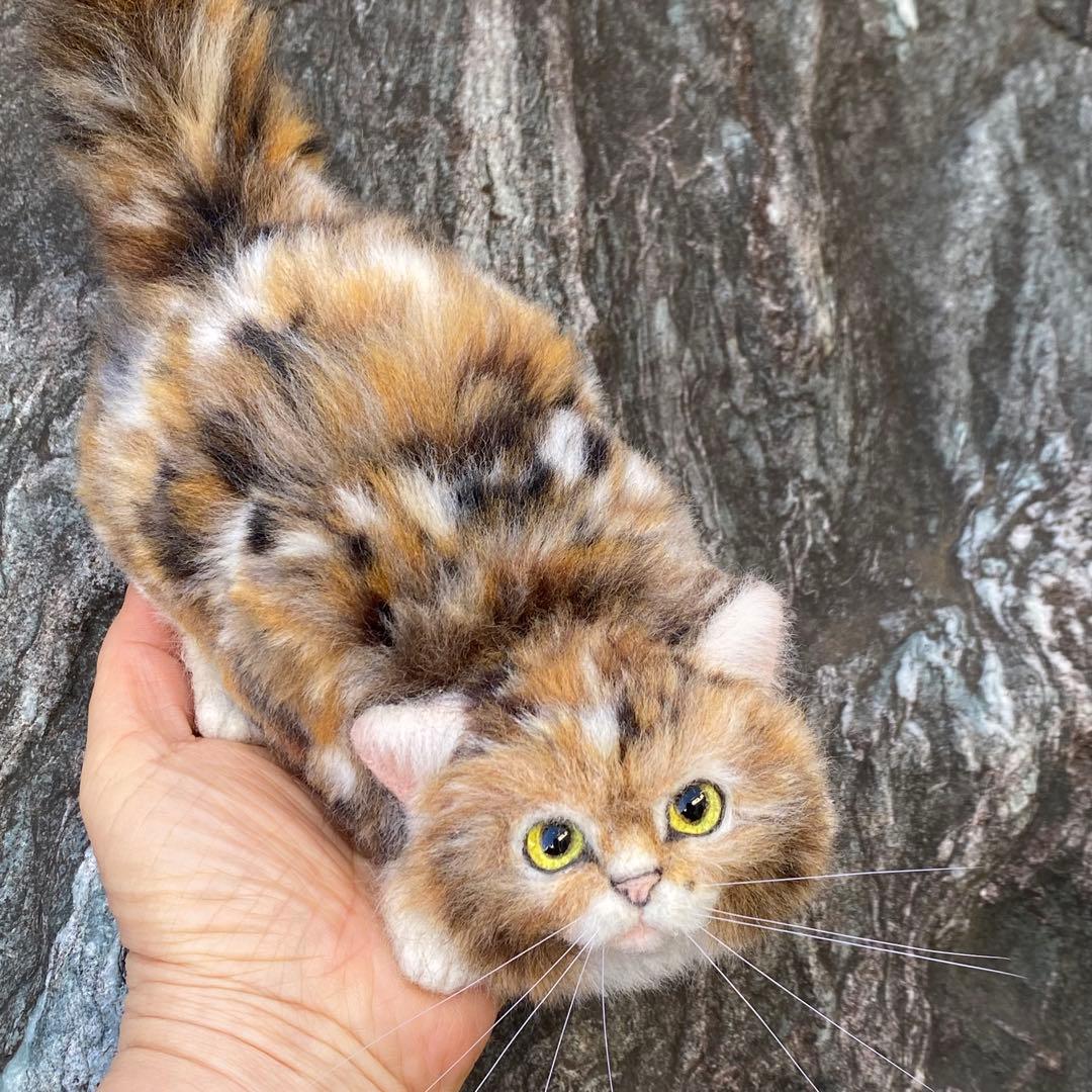 羊毛フェルト猫 全身 リアル可愛い三毛のサイベリアン 羊毛フェルト猫さん