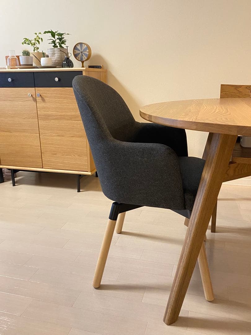 IKEA】JANOLOFヤンオロフ 回転式ダイニグチェア - メルカリ