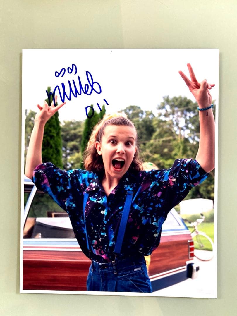 ミリー・ボビー・ブラウン直筆サイン入り超大型写真… - メルカリ