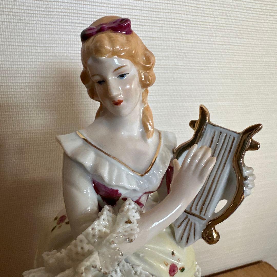 ドレスデン ハープを持つ女性像 陶器製 - メルカリ