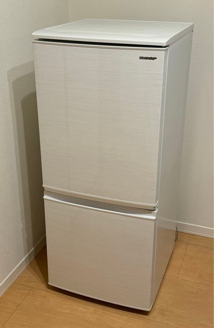 送料無料 2019年製 シャープ 2ドア冷蔵庫 SJ-D14E-W/137L SJ-D14E-W 冷蔵庫 ホワイト系 [137L /2ドア /右開き/左開き付け替え