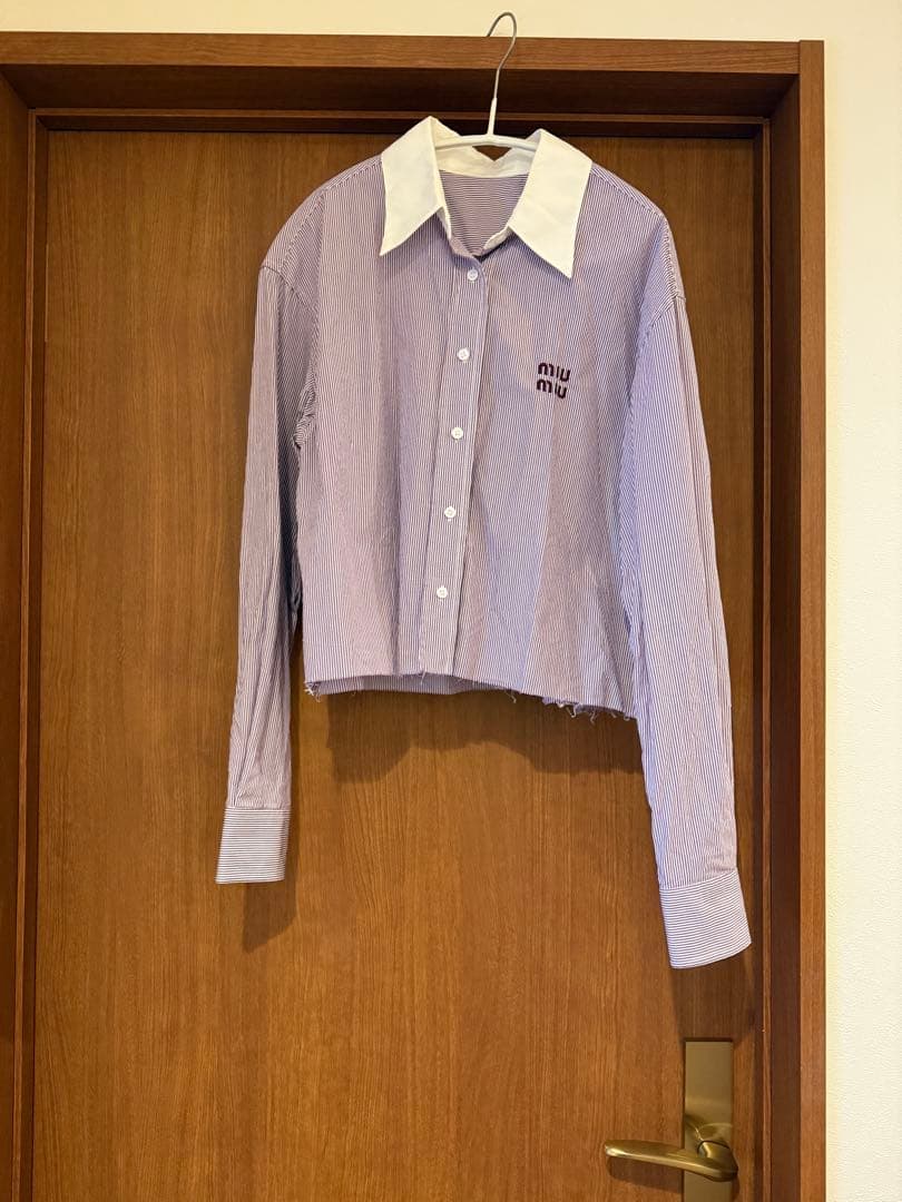 miu miu 紫 クロップドシャツ 36 MIU MIU (ミュウミュウ) ロゴ刺繍 ストライプ 長袖 クロップドシャツ