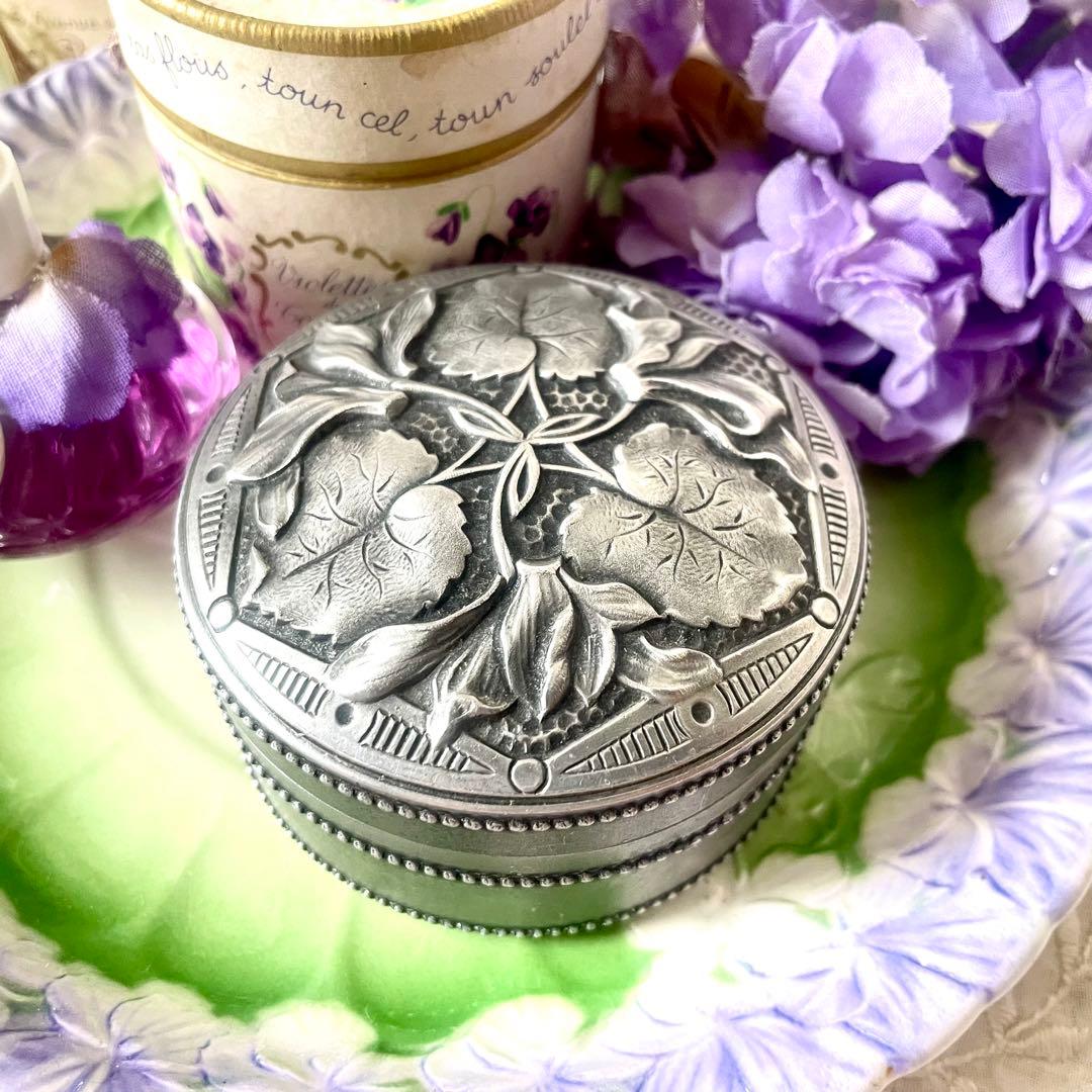 すみれレリーフのパウダーボックス フランスアンティーク スミレ菫