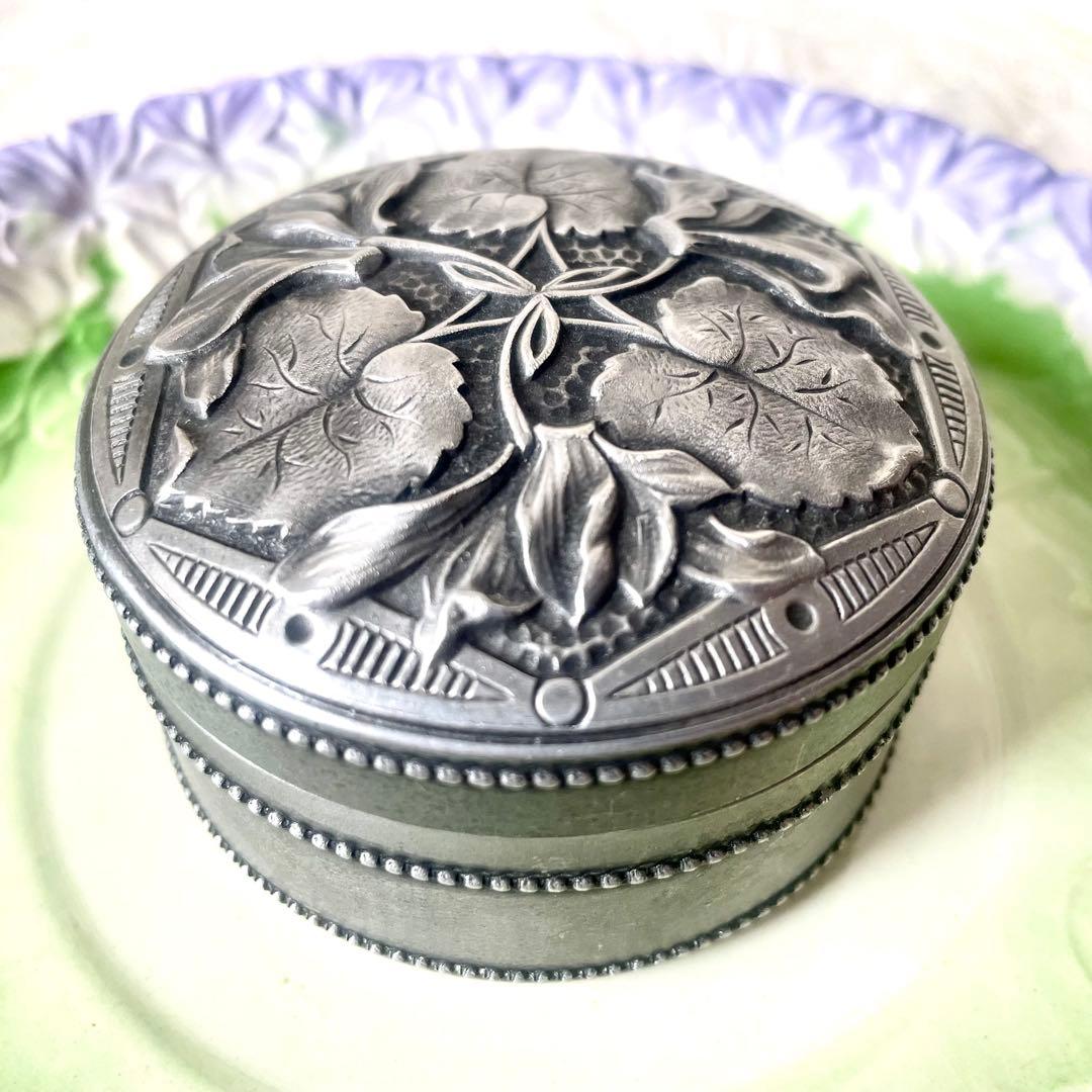 すみれレリーフのパウダーボックス フランスアンティーク スミレ菫