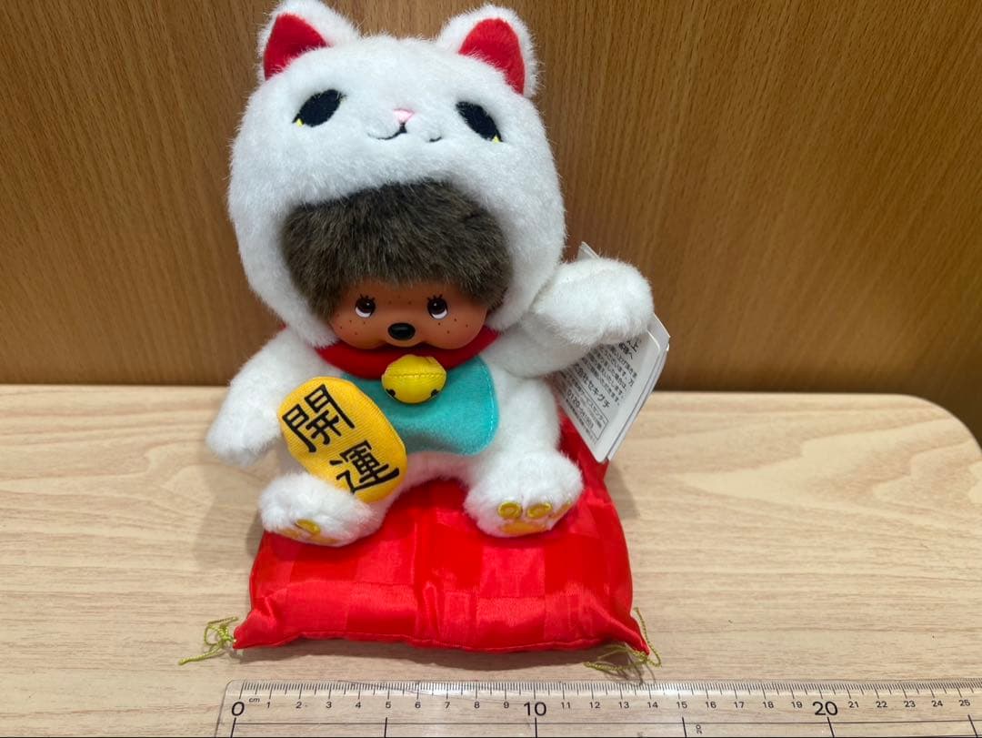 タグ付き・美品】モンチッチ 招き猫 開運Ver.／ぬいぐるみ／赤座布団付き