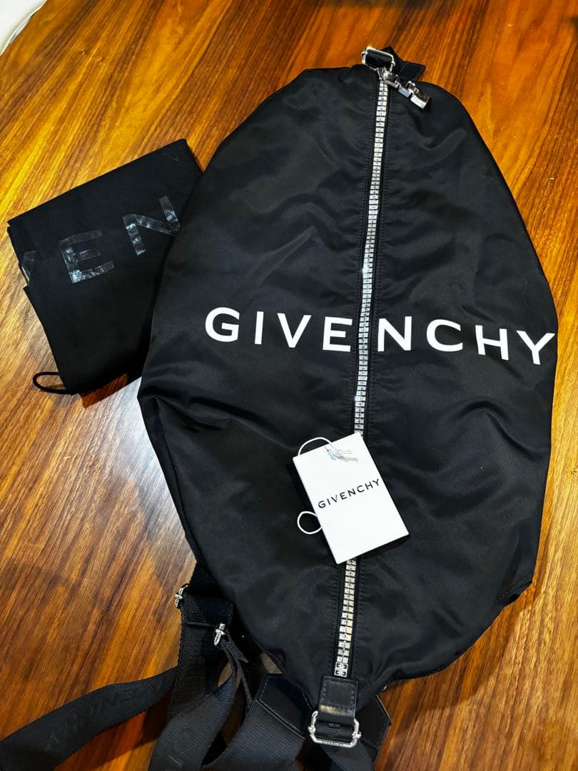 GIVENCHY ブラックナイロンバッグGIVENCHY ブラックナイロンバッグ