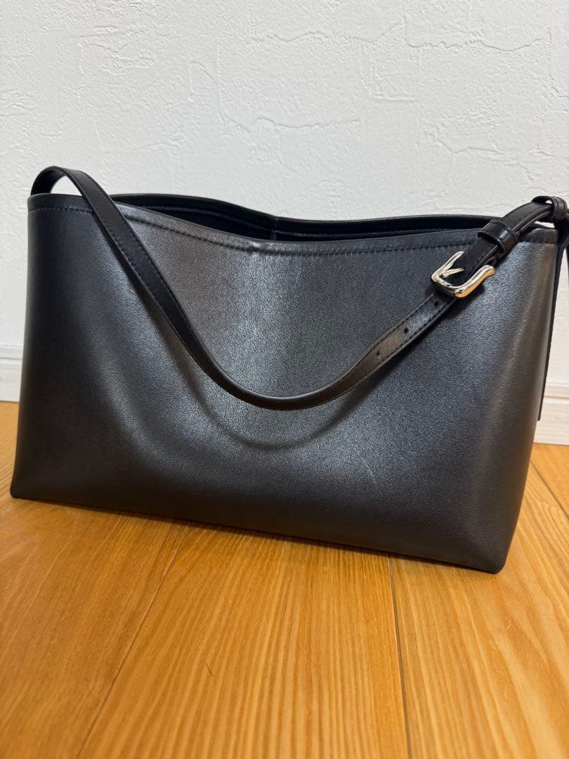 ETRE TOKYO ナローショルダーランドスケープレザーバッグ ブラック