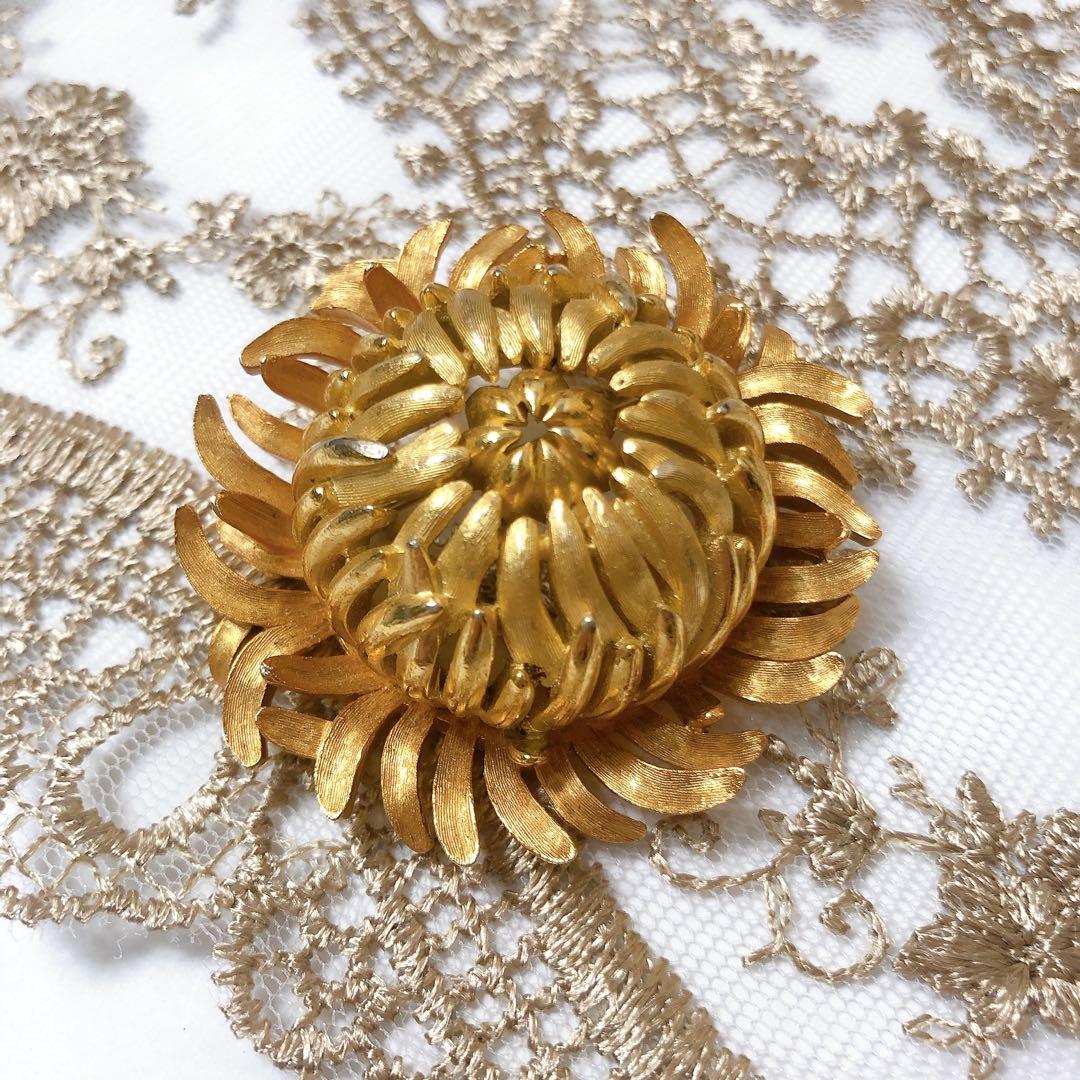 TRIFARI ブローチ 洋菊 Chrysanthemum ゴールドカラー Trifari Gold Chrysanthemum Brooch - Garden Party Collection