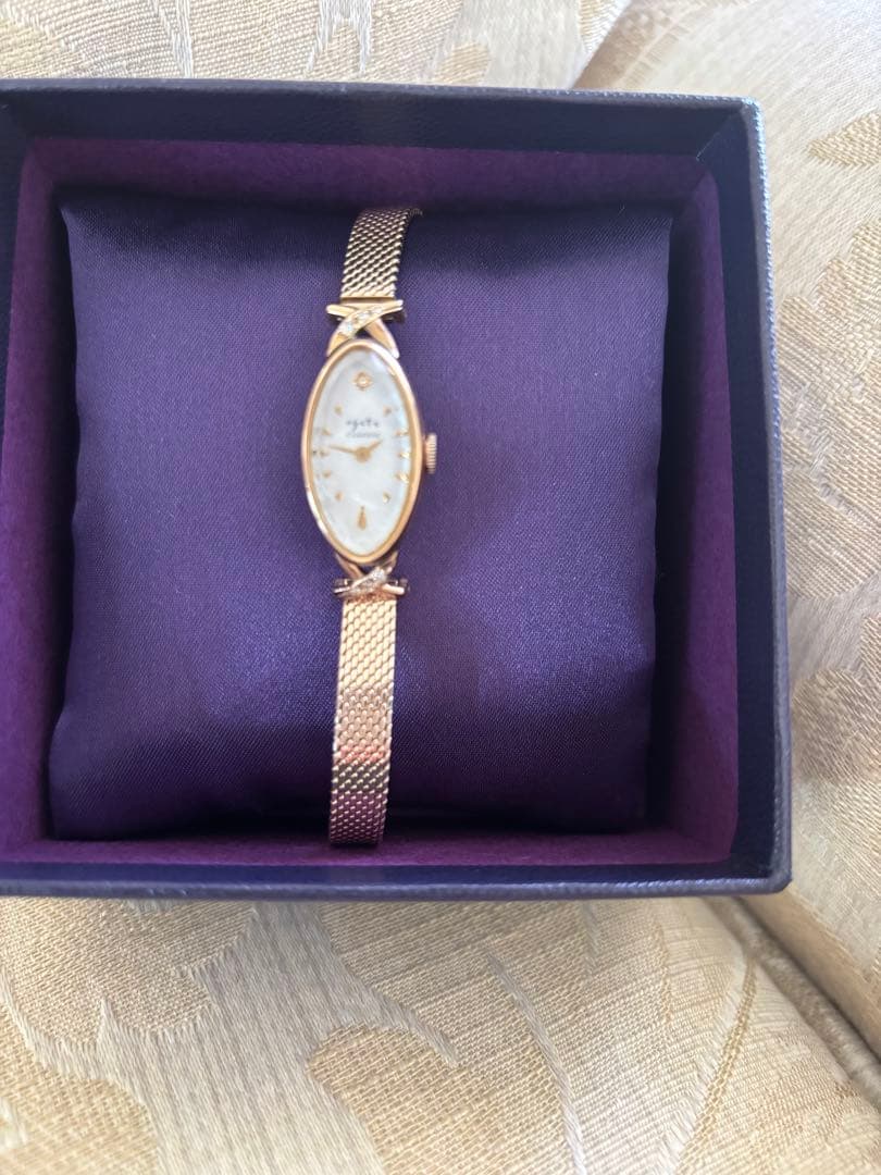 agete アガット オーバルフェイス ジュエリーウォッチ ダイヤ シェル
