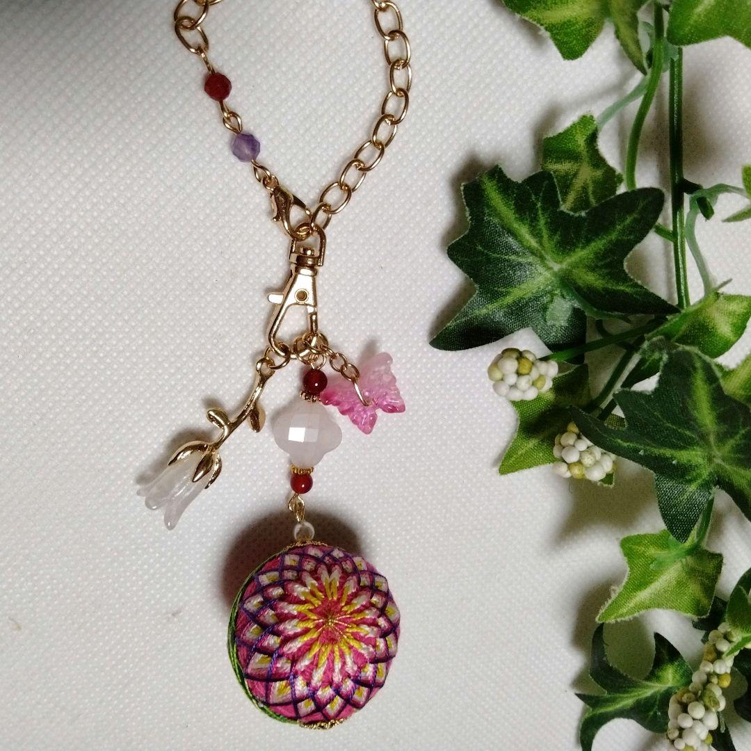 絹糸 小さな手まり バッグチャーム 天然石 ハンドメイド - メルカリ