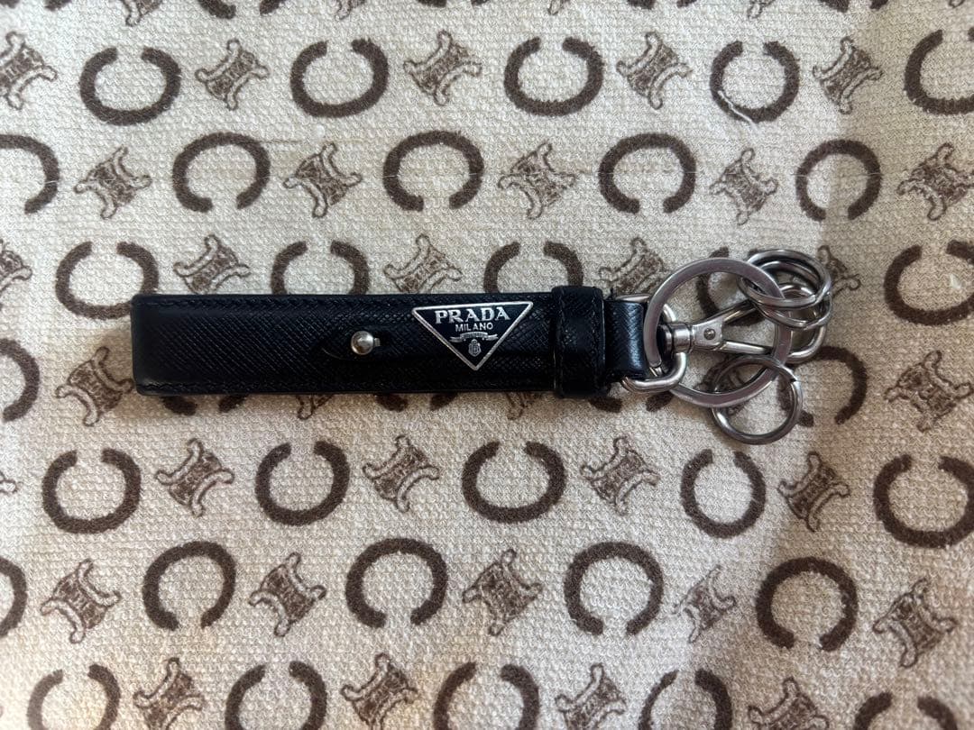 プラダPRADAキーホルダー　キーリング　三角ロゴプレート　サフィアーノレザー黒 000000139908-01.jpg?size=l&w=
