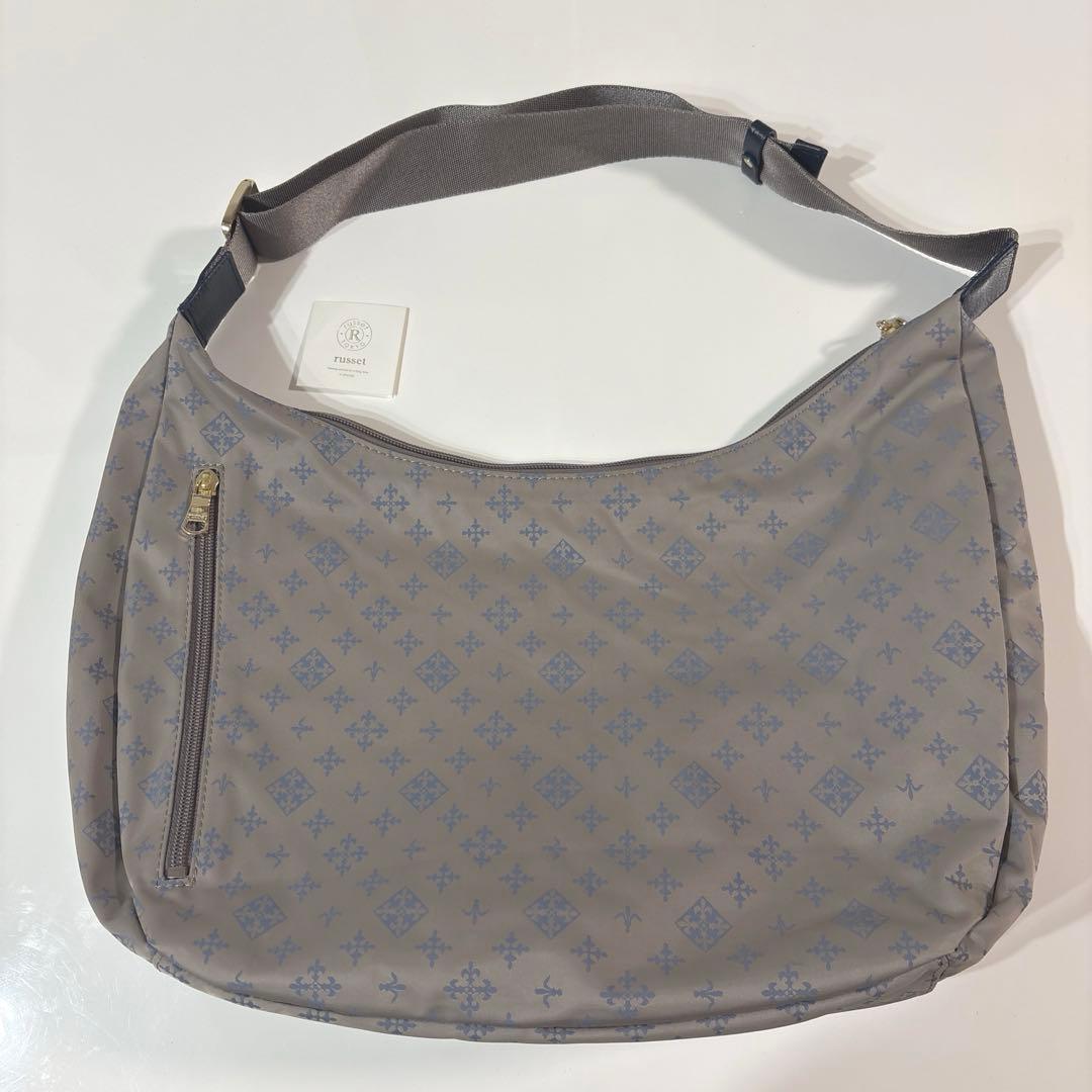 ほぼ未使用ラシット A4入るラウンドビッグショルダーバッグ 金具