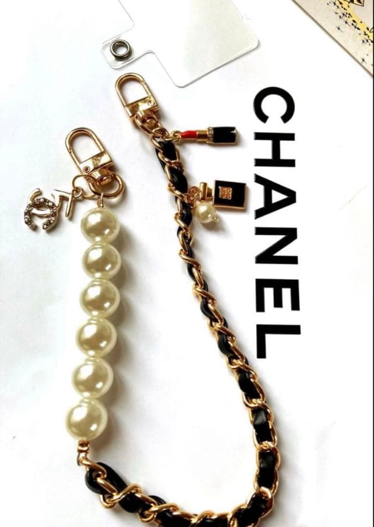 シャネル_限定_スノーフレイクチャーム＆ スマホストラップ