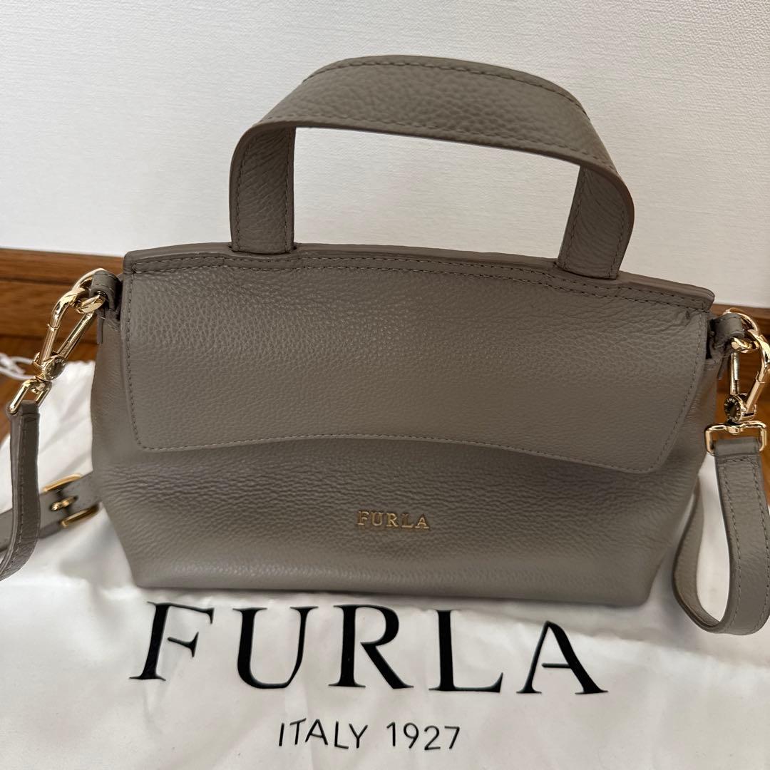 FURLA グレー レザー ショルダーバッグ - メルカリ