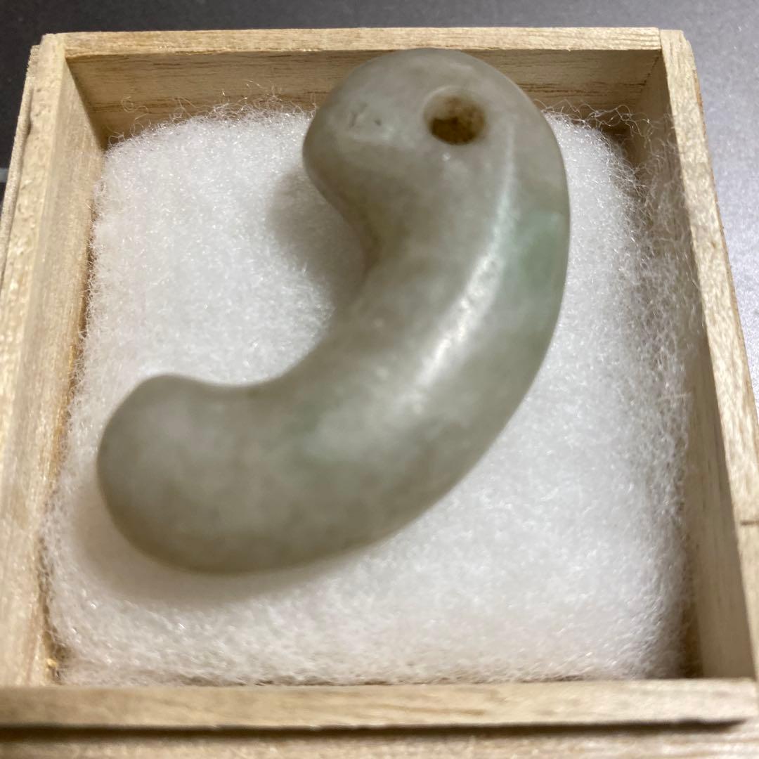 古墳期　宝石質翡翠製《コの字勾玉》— 重厚感と透明感を併せ持つ逸品