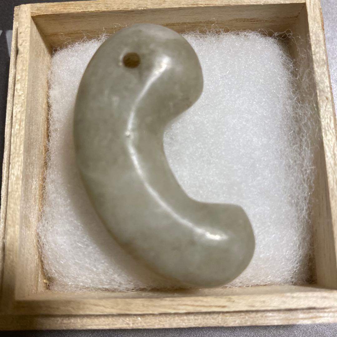 古墳期　宝石質翡翠製《コの字勾玉》— 重厚感と透明感を併せ持つ逸品