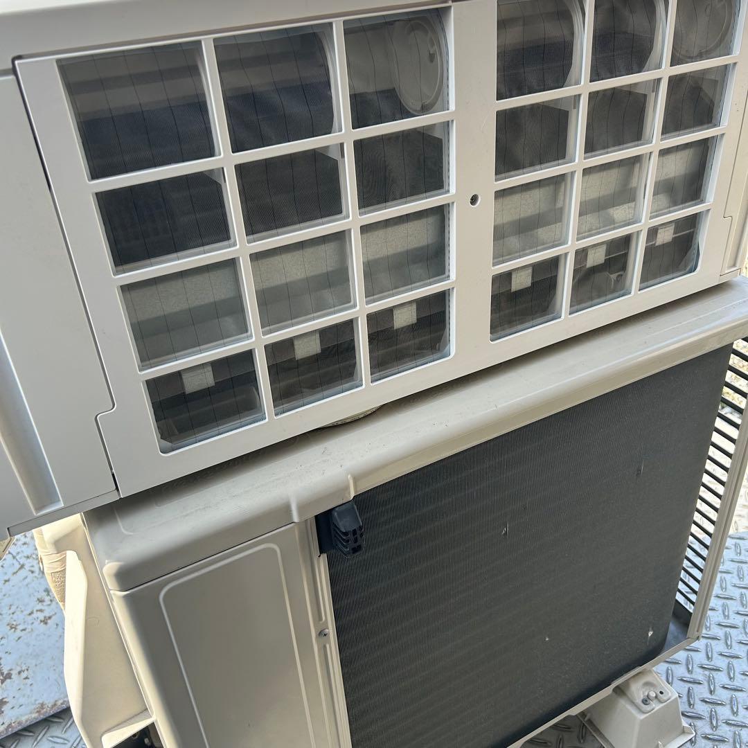 2022年製　富士通エアコン　AS-R222M-W 6〜8畳用　2.2kw