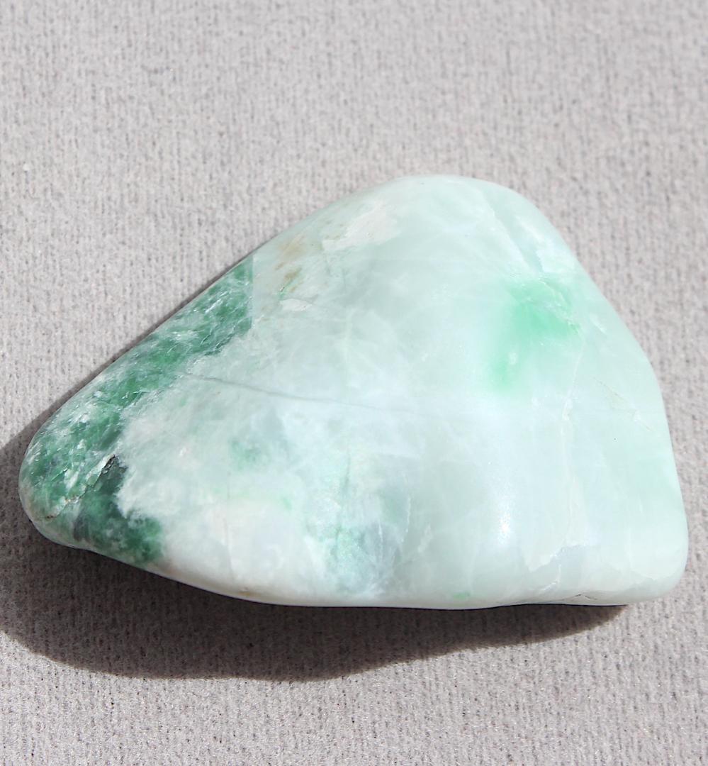 ［コレクション放出品］糸魚川翡翠 原石 26.0g