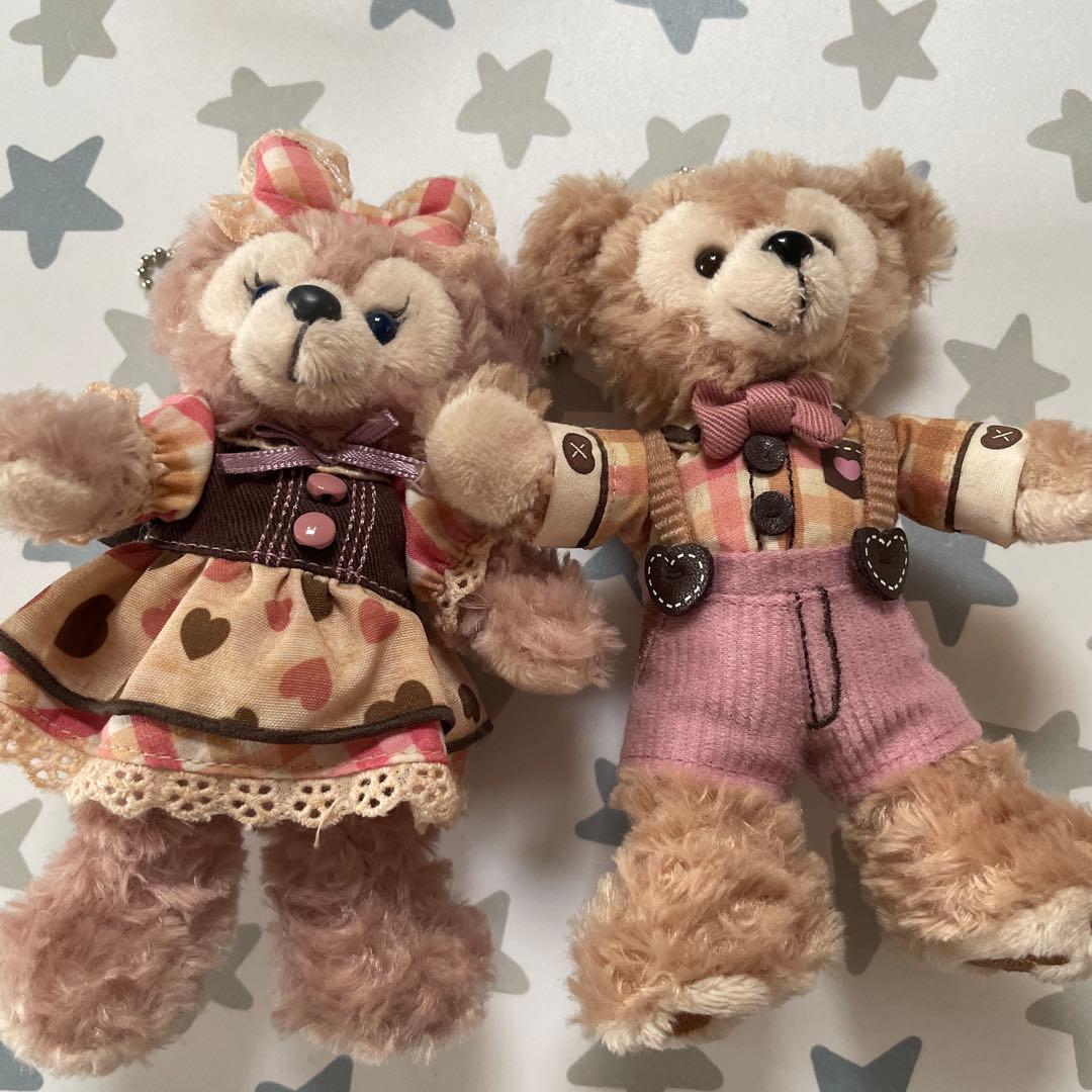 ダッフィー シェリーメイ バレンタイン衣装 ぬいぐるみバッジ - メルカリ