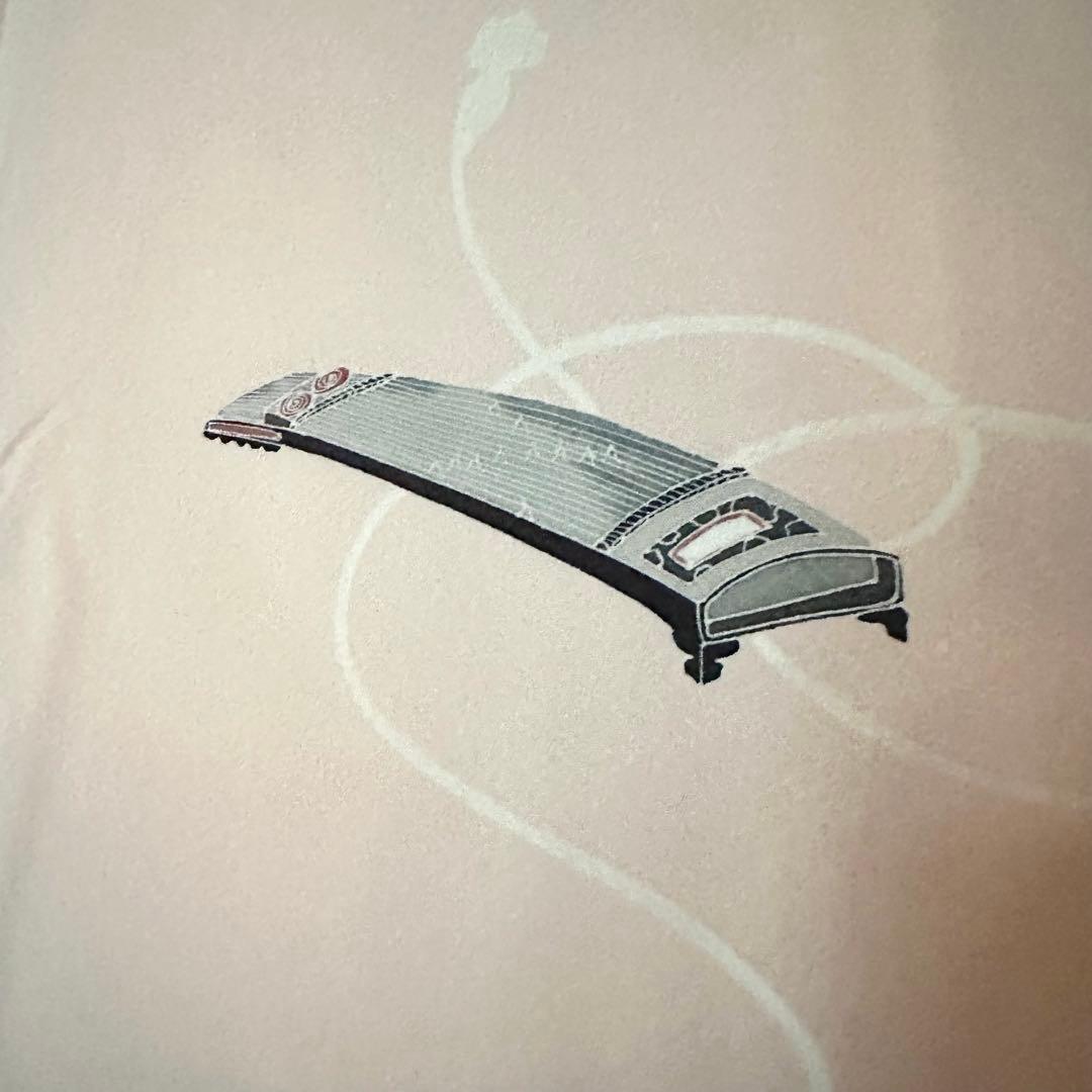 乙女色に文武両道の意匠がユニークな正絹袷付下げ