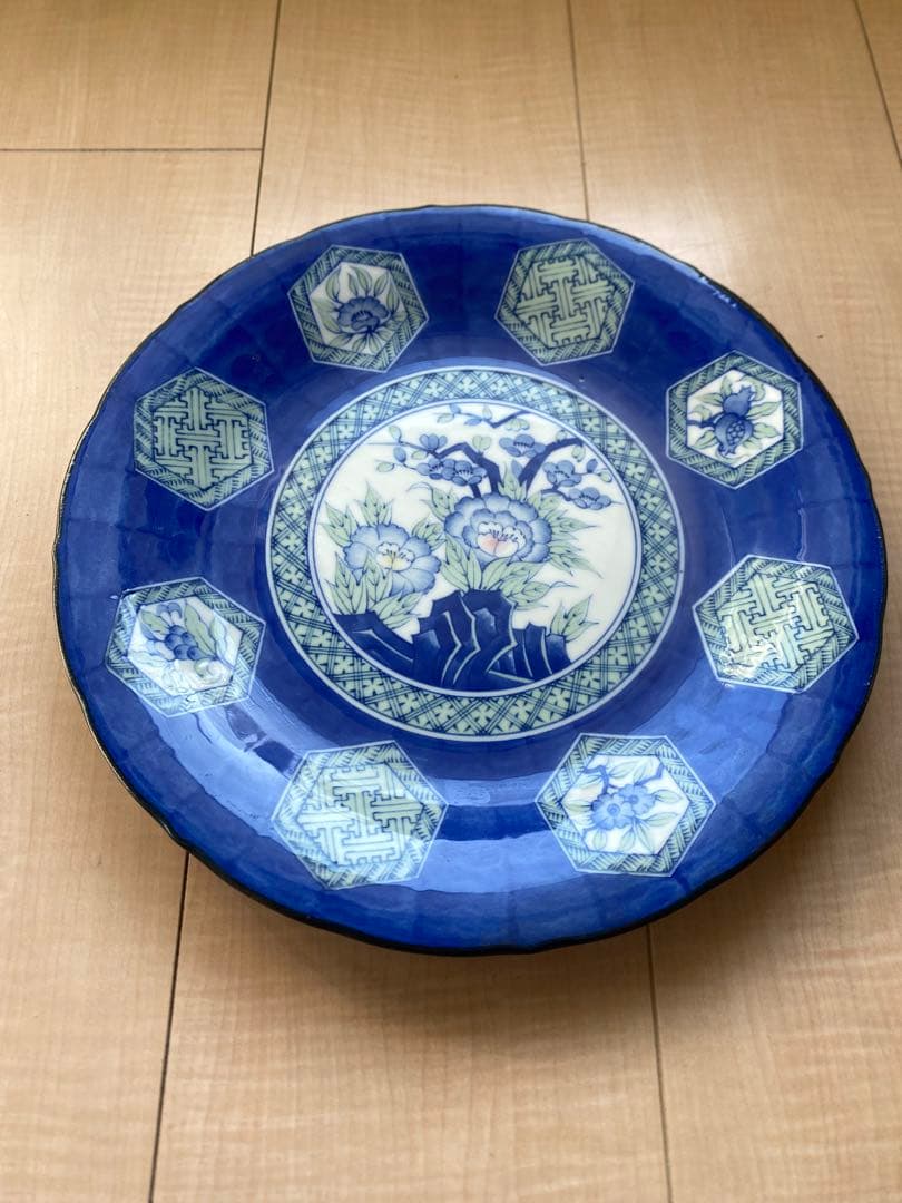美品 有田焼 瑞鼎堂製 染付 大皿 飾り皿瑠璃釉 花瓶花文 六角開窓 古