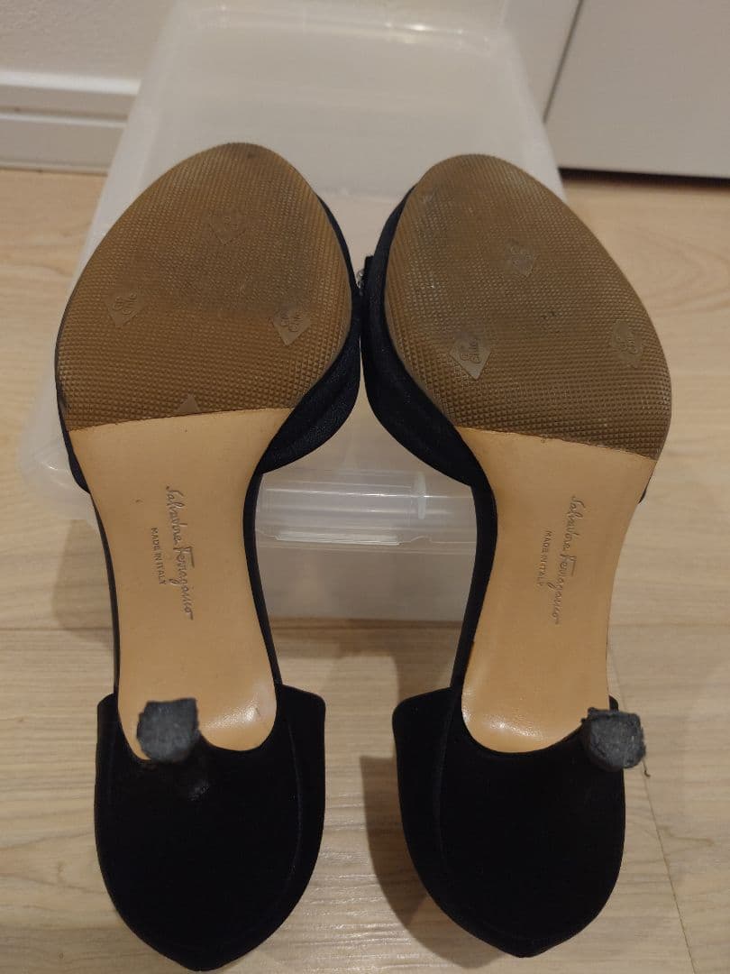 ツ*き様 《Ferragamo フェラガモ》希少デザイン　ビジューリボンパンプス