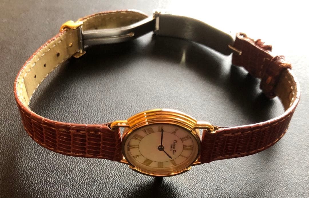 クリスチャンディオール婦人腕時計D58-121-2 ほのかなピンクがあるシェル盤