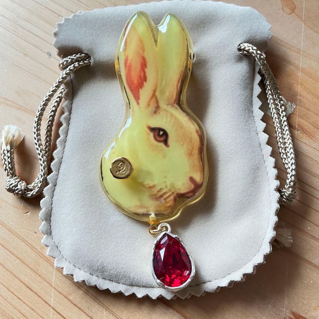 Q-pot×あちゃちゅむ ムチャチャ うさぎブローチ