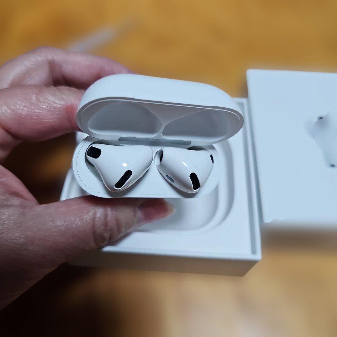 AirPods4 本体 ホワイト 充電ケース付き ⚠️名前刻印されてます