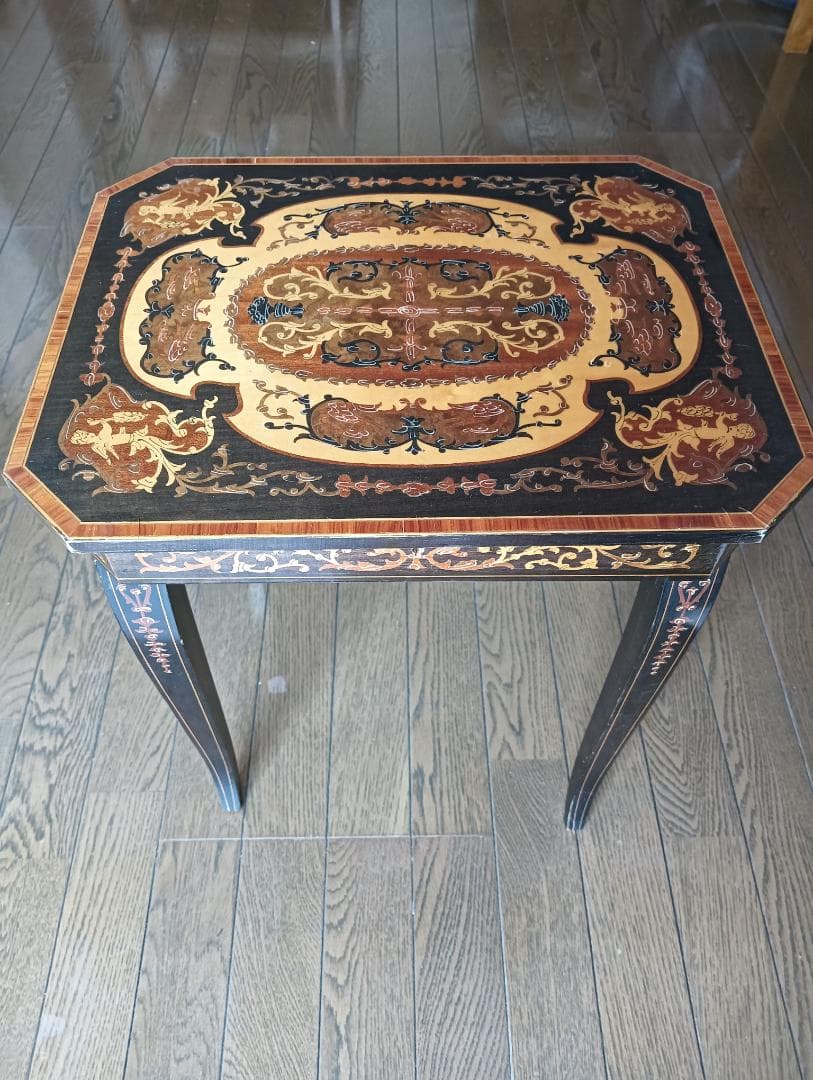 テーブル　象嵌細工　イタリア製 イタリア製アンティーク・象嵌細工のテーブル イタリア伝統の象嵌細工
