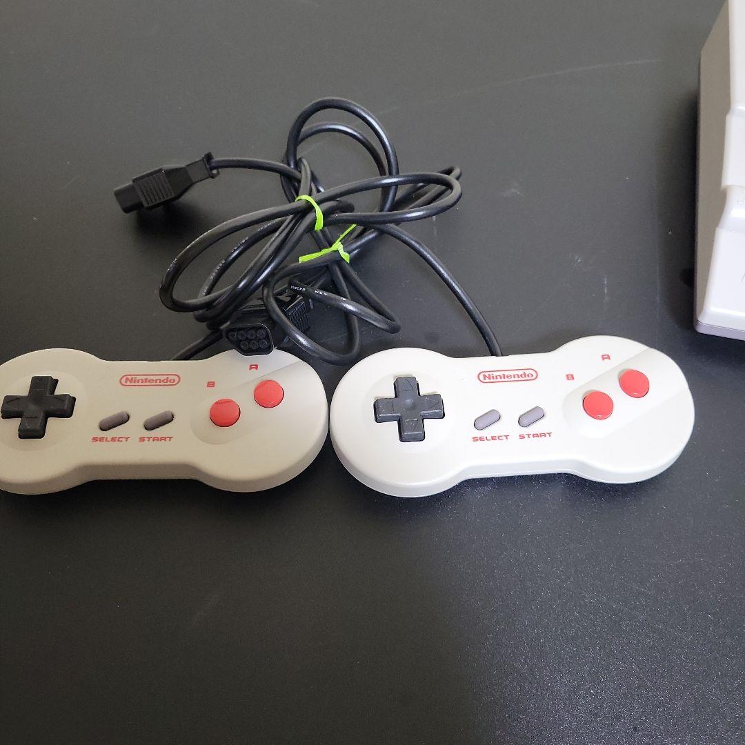 ニューファミコン本体 コントローラー2個付き - メルカリ