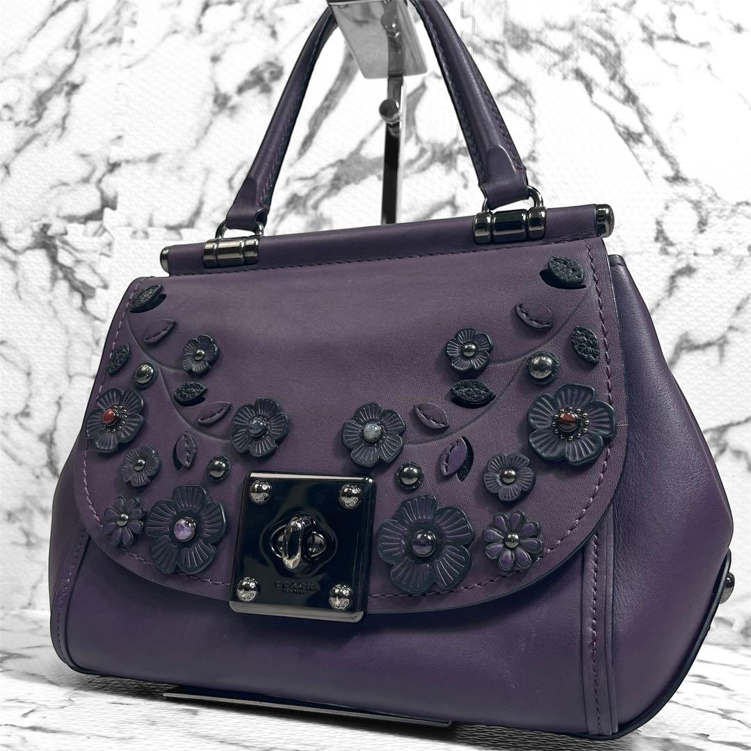 コーチ ハンドバッグ ティーローズ　ターンロック　レザー コーチ“レザーの花”を飾ったバッグ「ティーローズ ローグ」コーラル