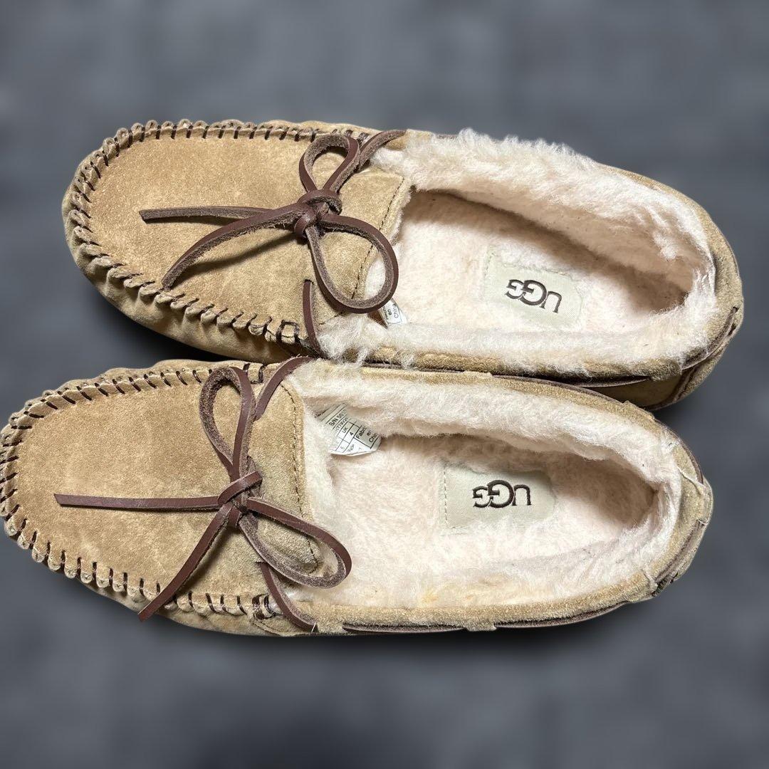 UGG ベージュ スエード モカシン - メルカリ