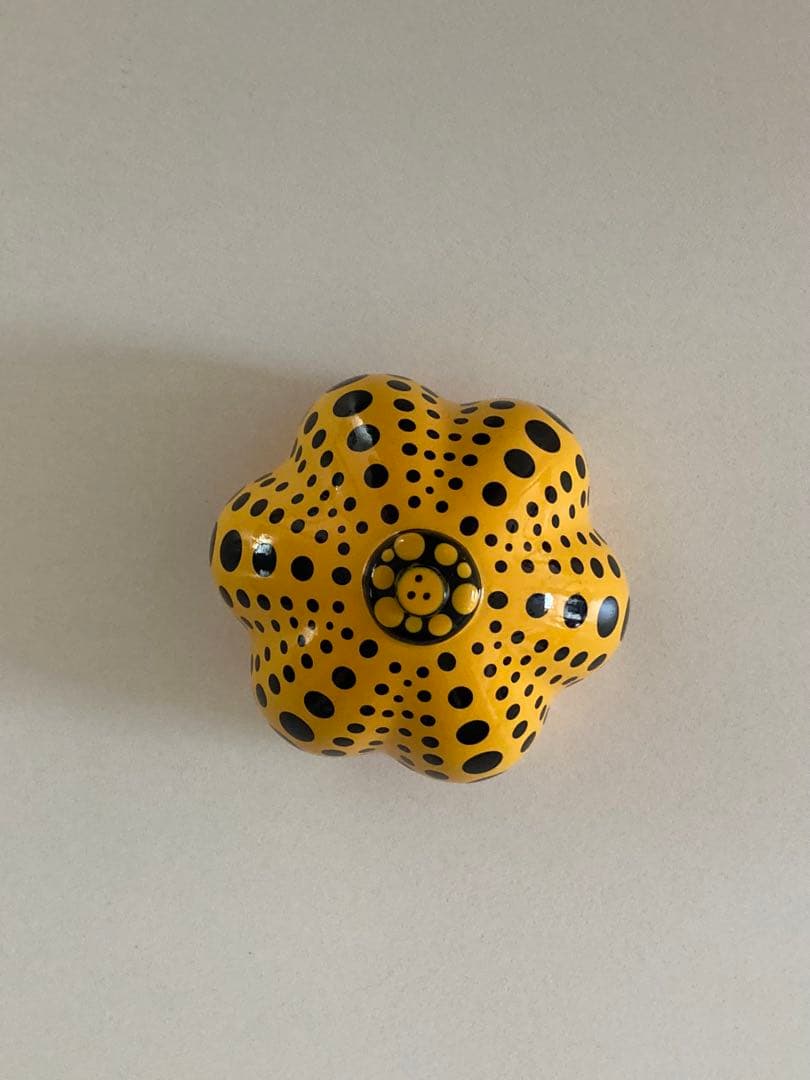 美品】草間彌生 『yellow pumpkin』ぺーパーウェイト オブジェ - メルカリ